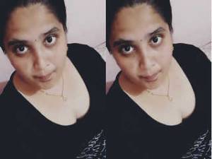 Sexy Desi Bhabhi Shows her Boobs