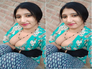 Desi Bhabhi Give Blowjob